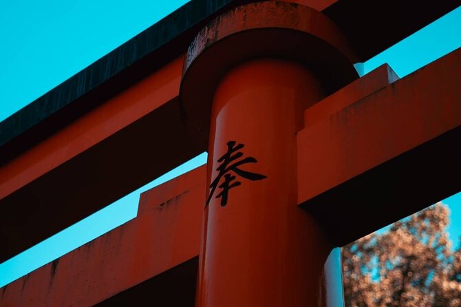 Kyoto Fushimi-Inari Night Walking Tour - The start at the fox statue: getting oriented fast