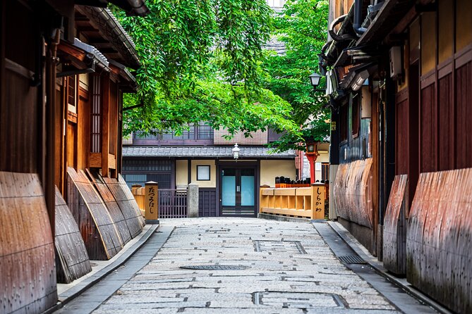 Kyoto Geisha District Walking Tour in Gion - Tatsumi Daimyojin and Tatsumi Bridge: small stops with big mood