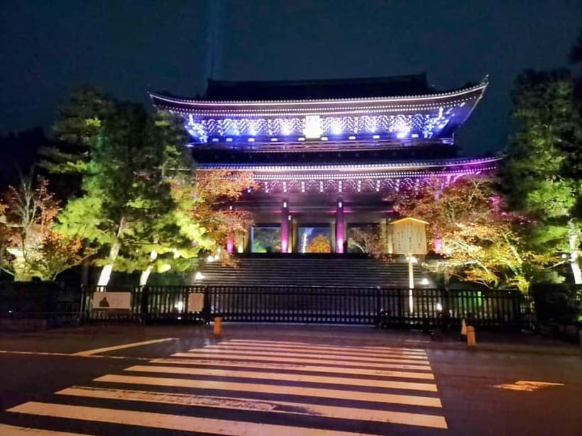 Kyoto Geisha Walking Tour: Gion District & Hidden Gems - What you see first: teahouses, machiya townhouses, and the Gion look