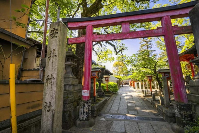 Kyoto Geisha Walking Tour: Gion District & Hidden Gems - Off-the-beaten-path photo stops and the lantern-lit timing
