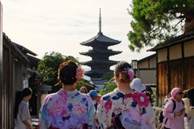 Kyoto: Gion and Geisha District Walking Tour - Yasaka Shrine and Maruyama Park: the cultural warm-up before Gion