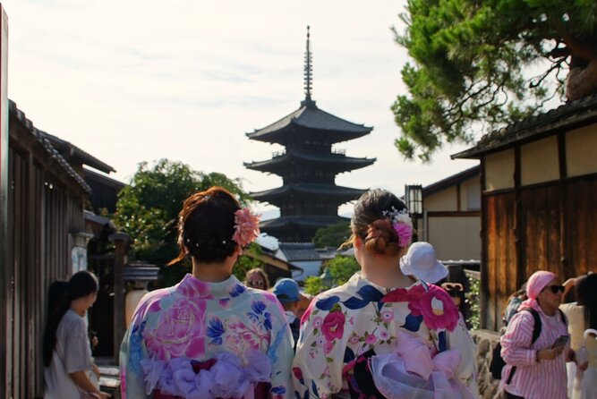 Kyoto: Gion and Geisha District Walking Tour - Yasaka Shrine and Maruyama Park: the cultural warm-up before Gion