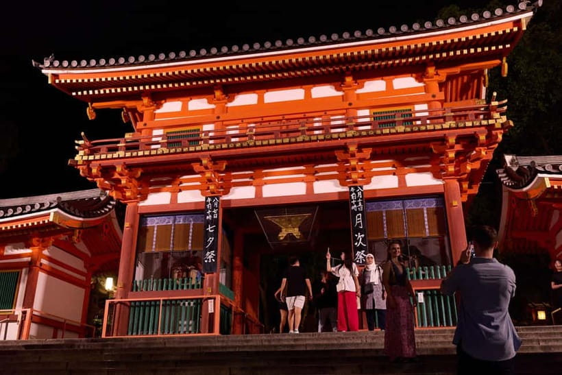 Kyoto: Gion Geisha District Walking Tour - Stories of Geisha - Yasaka Shrine stop: anchoring the night in something deeper than lights