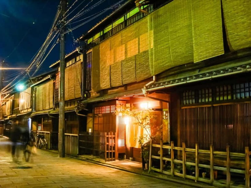 Kyoto: Gion Geisha District Walking Tour - Stories of Geisha - Gion Corner: a short arts stop that changes how you interpret the area