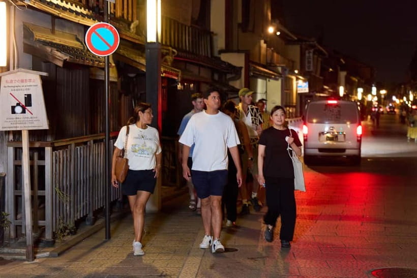 Kyoto: Gion Geisha District Walking Tour - Stories of Geisha - Price and logistics: how $20 works out for a guided night route