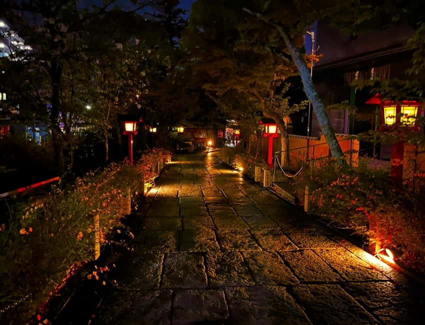 Kyoto: Gion Magical Night Walking Tour with Geisha Insights - Practical Tips for a Smooth Evening Walk in Gion