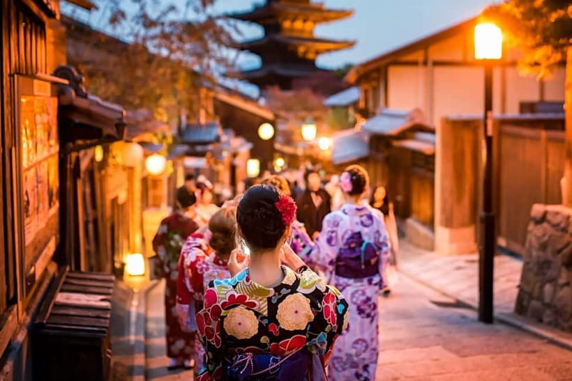 Kyoto: Gion Night or Morning Walking Tour with Local Snacks - The 3-hour walk from Kyoto Kawaramachi Garden to Sanjo Bridge