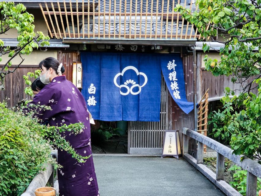 Kyoto: Gion Night or Morning Walking Tour with Local Snacks - Maruyama Park: a short breather that makes Yasaka feel closer