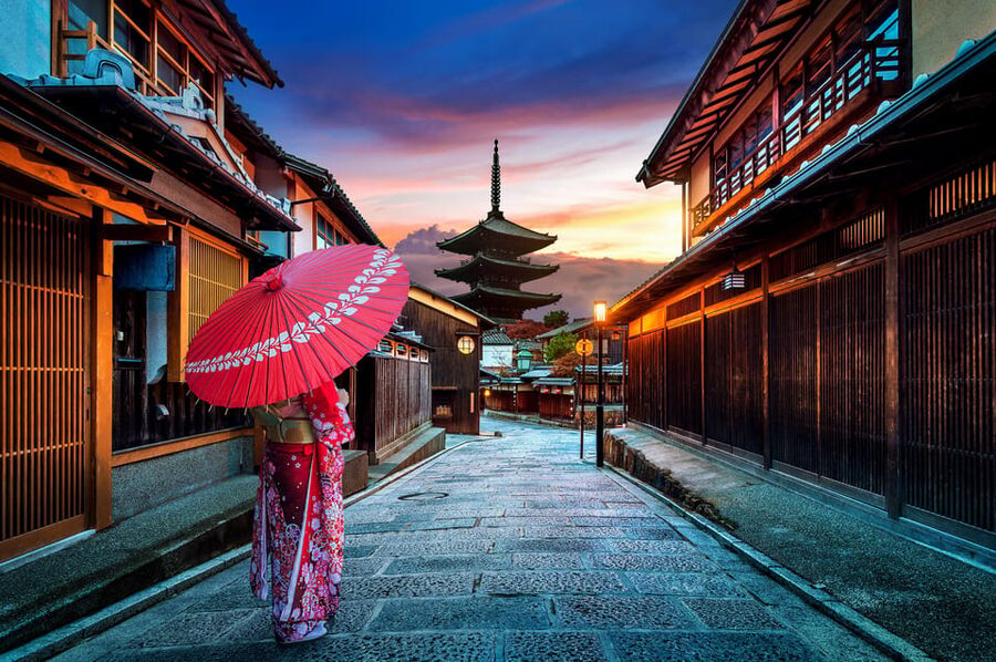 Kyoto: Gion Sunset Walking Tour with Local Guide - Gion at sunset: why this 3-hour walk feels worth it