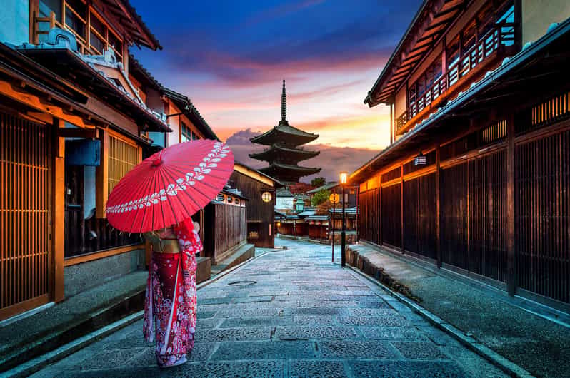 Kyoto: Gion Sunset Walking Tour with Local Guide - Maruyama Park and Yasaka Shrine: where tradition turns into a night moment