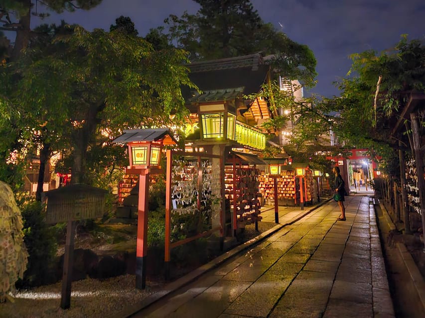 Kyoto: Gion Sunset Walking Tour with Local Guide - Hanamikoji Street: preserved old Kyoto with a guide in your ear