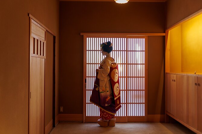 Kyoto: Meet the Geisha Maiko with Gion Walking Tour - Ochaya etiquette that matters: socks, stairs, and what you can film
