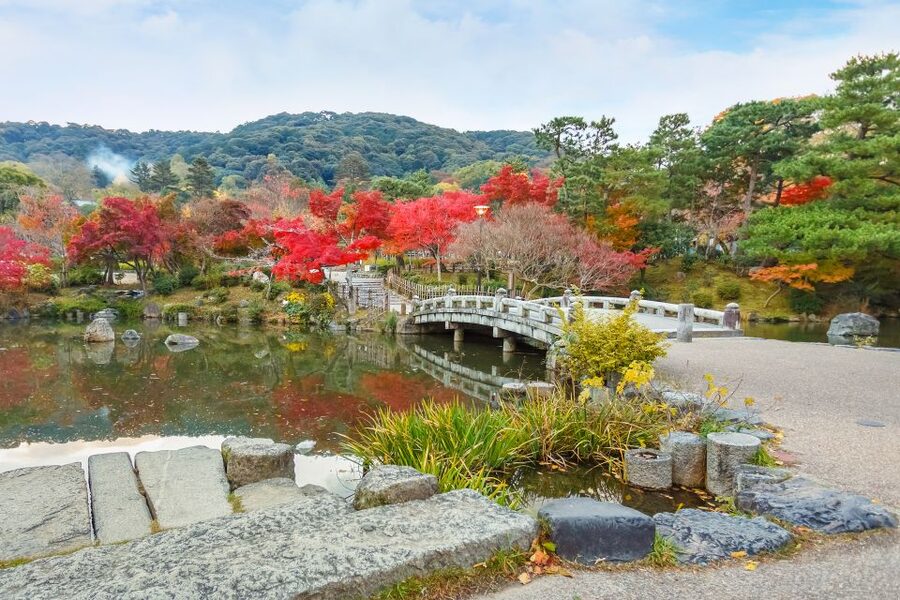 Kyoto: Private 2.5 Hour Historical Walking Tour - Walking From the Yasaka Shrine West Gate Into Real Kyoto