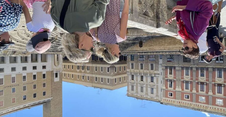 Lecce: Street Food Tasting and Sightseeing Tour - Piazza Duomo: why the square looks so dramatic