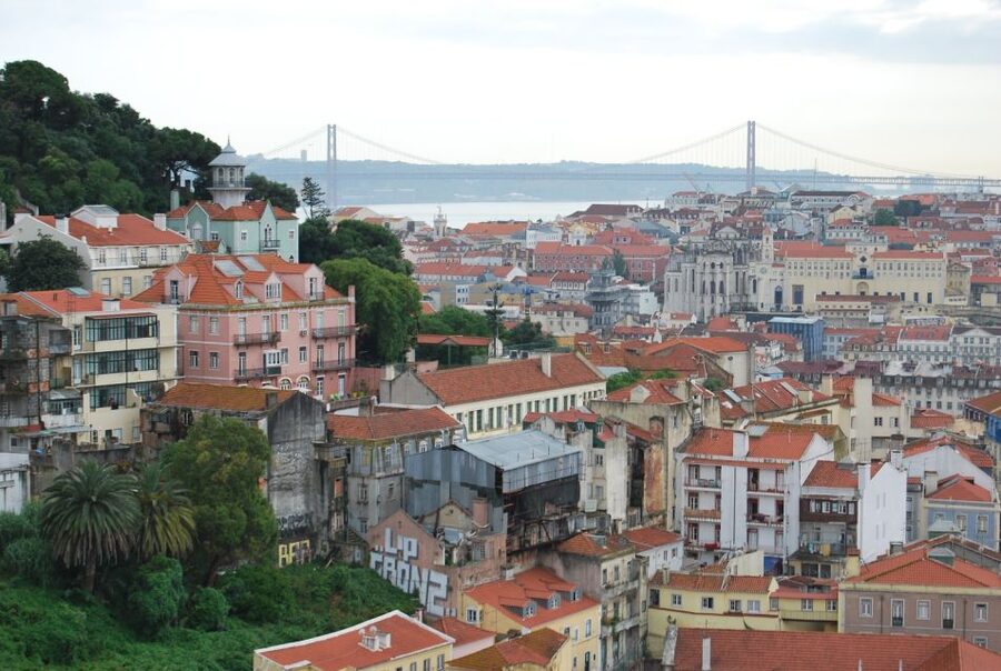 Lisbon: Alfama and São Jorge Castle Quarters Walking Tour - Roman Olisipo and Cetária: where the thermal waters matter