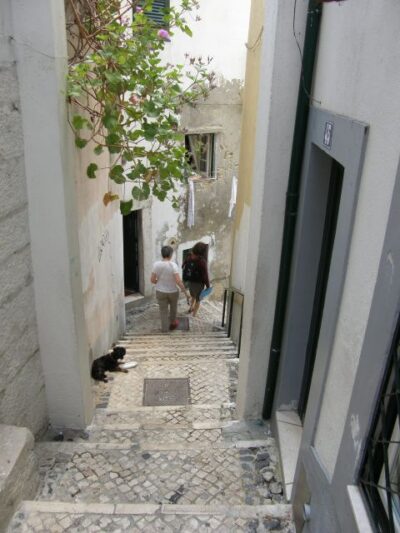 Lisbon: Alfama and São Jorge Castle Quarters Walking Tour - House of Spikes: the 1755 survivor that anchors the whole story