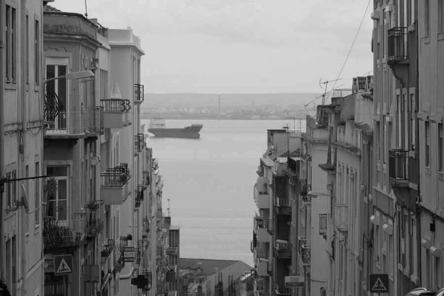 Lisbon: Alfama and São Jorge Castle Quarters Walking Tour - Fado roots at Largo do Chafariz de Dentro: music tied to daily life