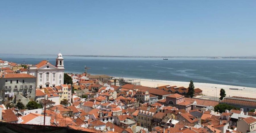 Lisbon: Alfama and São Jorge Castle Quarters Walking Tour - Lisbon Cathedral with a guided entrance: 12th-century foundations, mixed eras