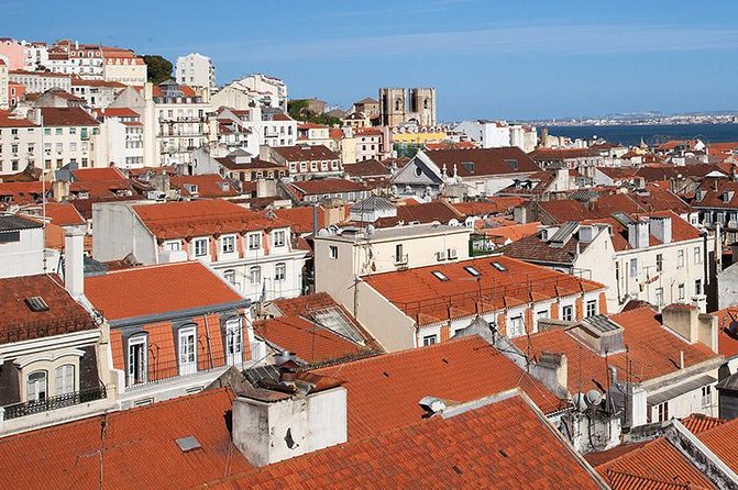 Lisbon: Alfama District Walking Tour - Castelo de São Jorge: hilltop fortress energy, then tight alley reality
