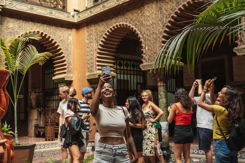 Lisbon: Baixa Food Walking Tour with Drinks - The guide experience: what makes it feel personal