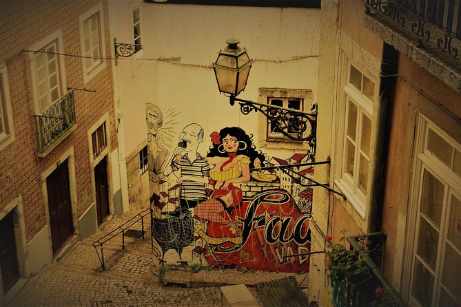 Lisbon Fado Experience: Walking Tour, Dinner and Live Music Show - The Guided Walk: History, Identity, and Neighborhood Details That Pay Off Later