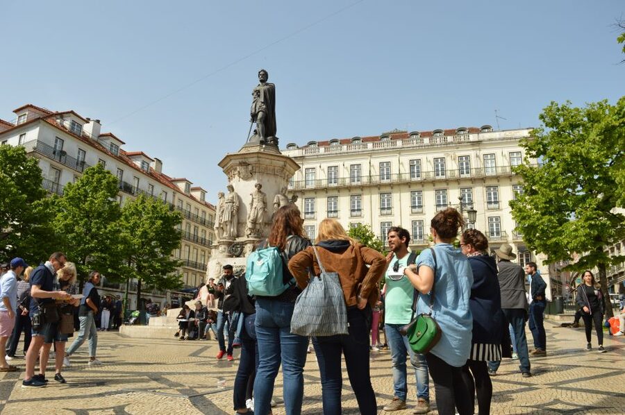 Lisbon: Starter Walking Tour to the highlights in German - Baixa and Rossio Square: how the city got rebuilt and why it feels European