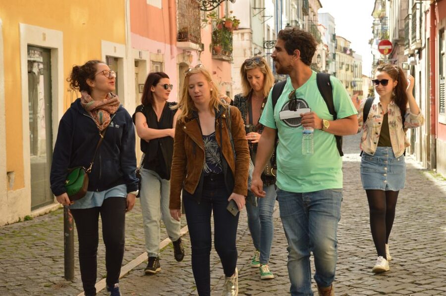 Lisbon: Starter Walking Tour to the highlights in German - Santa Justa Lift: a postcard icon with real perspective value