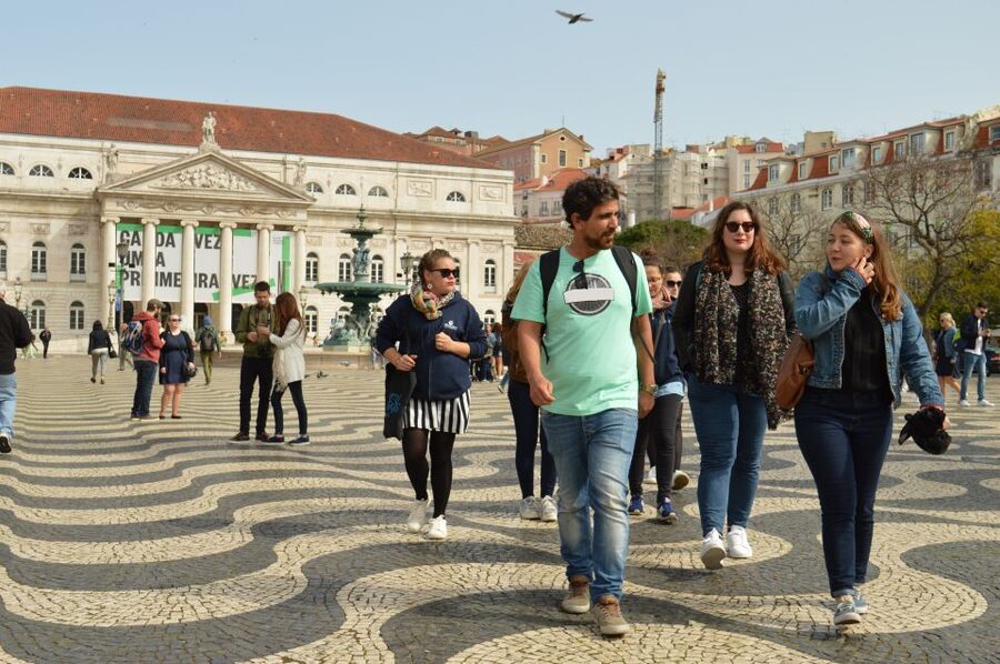 Lisbon: Starter Walking Tour to the highlights in German - Chiado and Praça Luís de Camões: tiles, architecture, and street-level Lisbon