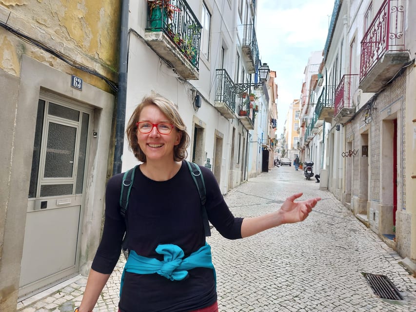 Lisbon: Walking Tour in the Center (Max 12 Participants) - Chiado and Praça Luís de Camões: poets, streets, and the art of wandering