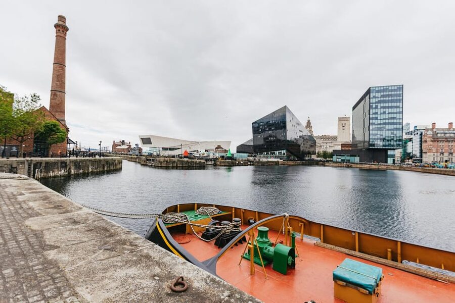 Liverpool: The Beatles and Cavern Quarter Walking Tour - Starting at Queen Victoria Monument: you get your bearings fast