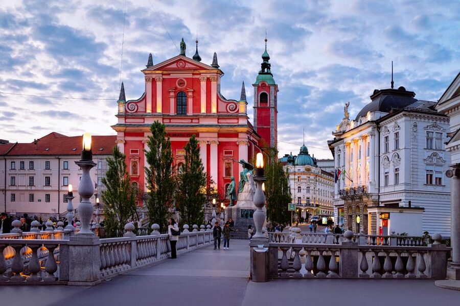 Ljubljana: 2h walking tour with local guide - Start at the Francè Prešeren statue and get oriented fast