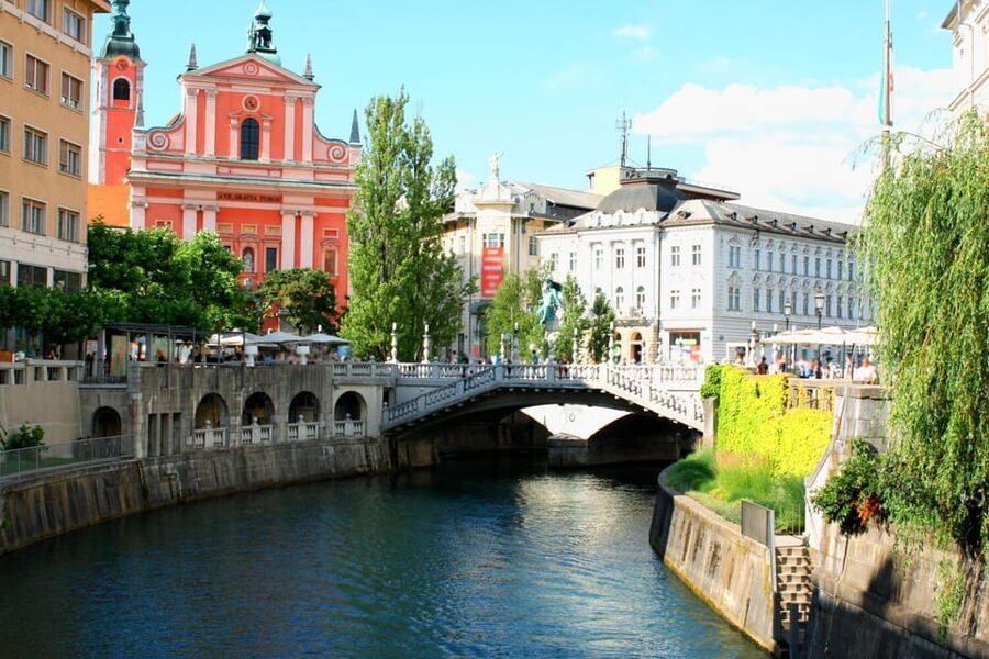 Ljubljana: 2h walking tour with local guide - Cobblers’/Shoemaker’s Bridge and Old Square narrow-street charm