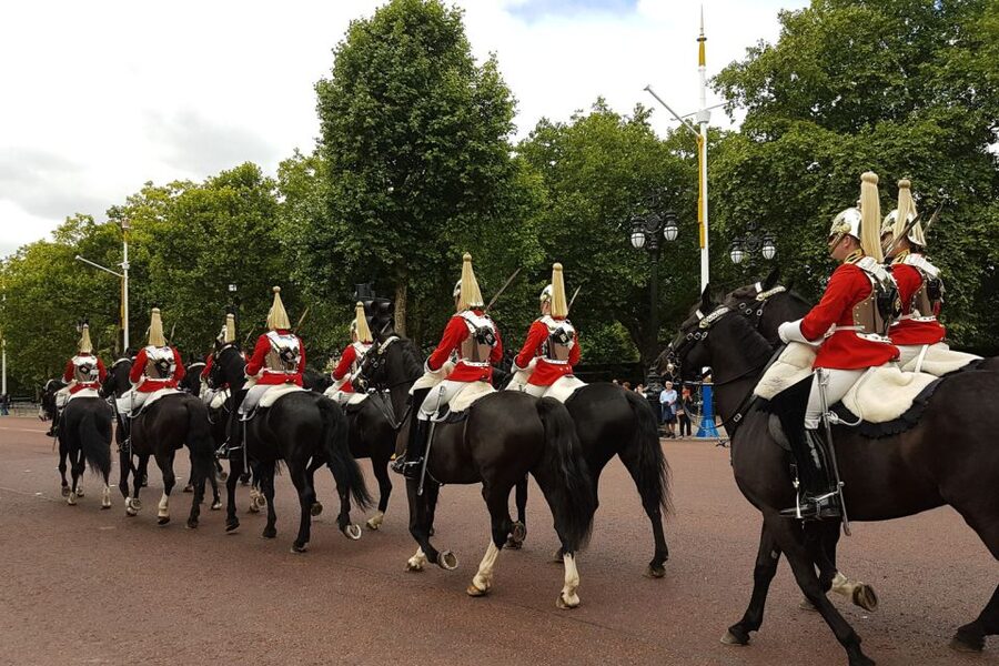 London: 30 London Sights Guided Walking Tour - Buckingham Palace through Whitehall: royals and power from close range