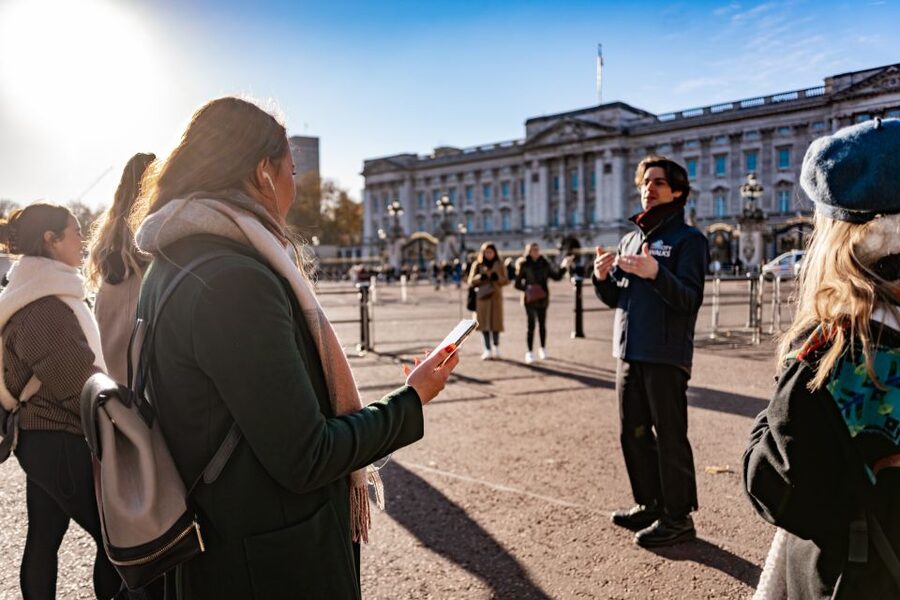 London: Best Landmarks Walking Tour - St James’s Park, St James’s Palace, and the Mall