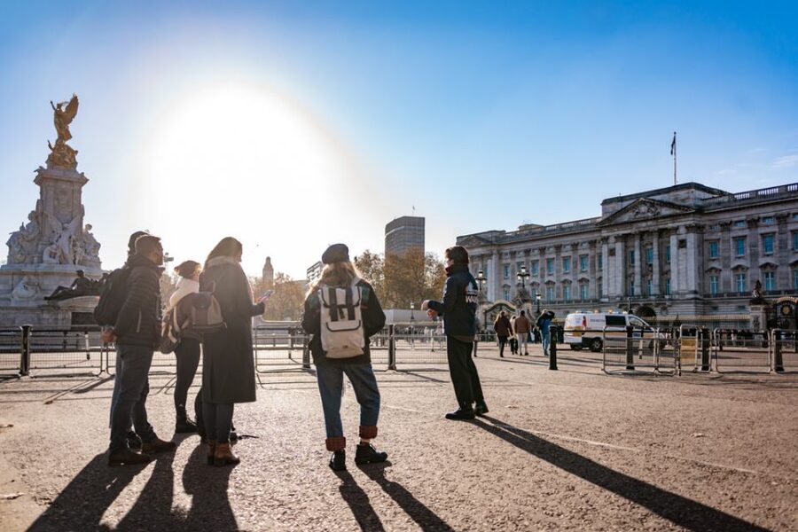 London: Best Landmarks Walking Tour - Buckingham Palace: your street-level payoff