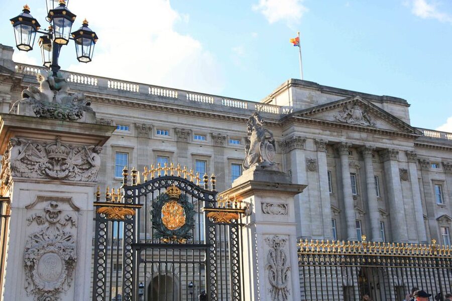 London: Buckingham Palace Entry Ticket & Royal Walking Tour - The Mall walk: the ceremonial entrance you experience before you enter