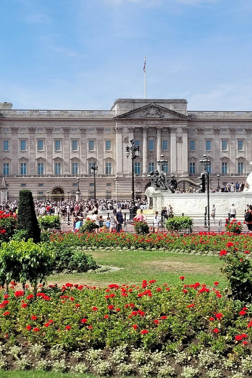 London: Buckingham Palace State Rooms & Royal Walking Tour - Starting at Queen Victoria Memorial: where your bearings click