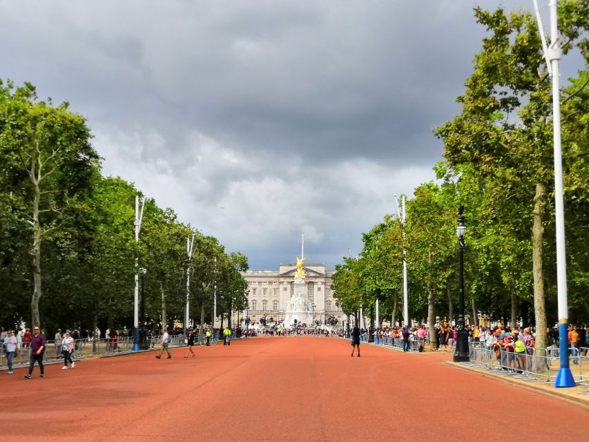 London: Changing of the Guard Walking Tour - The guide experience: royal intrigue, military detail, and good pacing