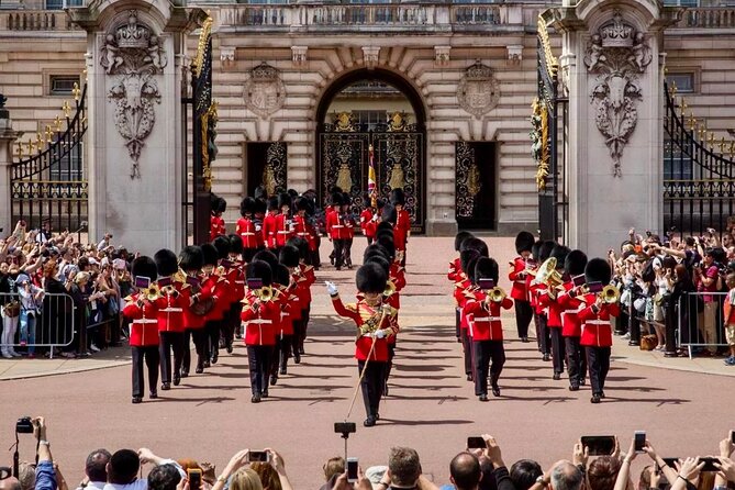 London Essential 2 hour introductory Walking Tour With a Londoner - Buckingham Palace Stops: What You’ll Learn Without Going Inside
