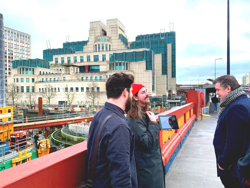 London: James Bond and Spies Walking Tour - Meeting at the London Eye: your first spy cue