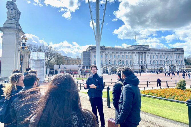 London: Landmarks Walking Tour - Getting oriented at Trafalgar Square, then moving fast