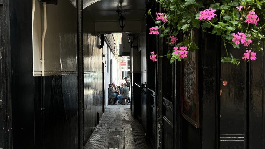 London: Royal Historic Pubs Walking Tour - Key things to know before you go