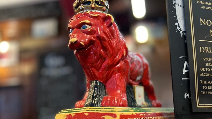 London: Royal Historic Pubs Walking Tour - Inside the four hidden royal pubs: how the beer experience works
