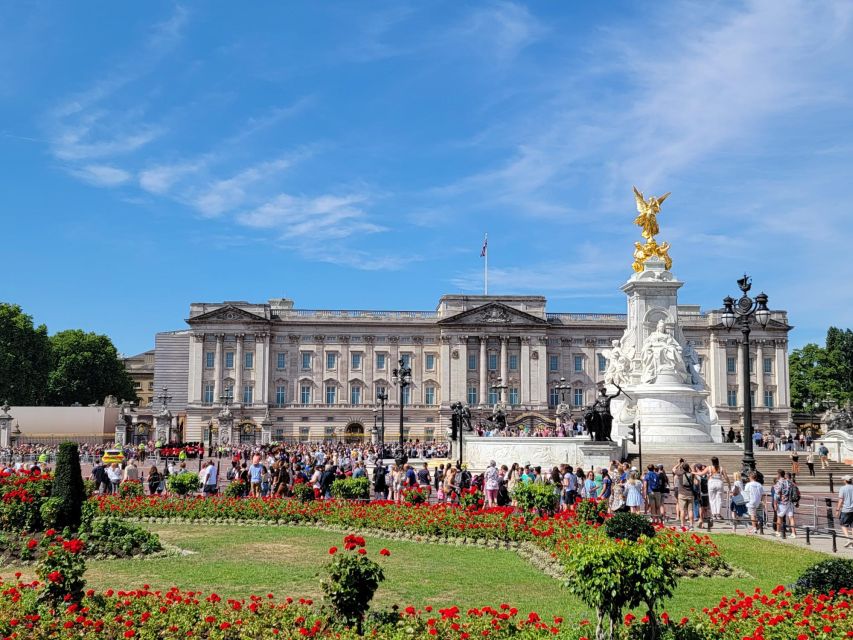 London: Royal Walking Tour and Buckingham Palace Audio Tour - Clarence House, Victoria Memorial, and a Photo Stop Moment
