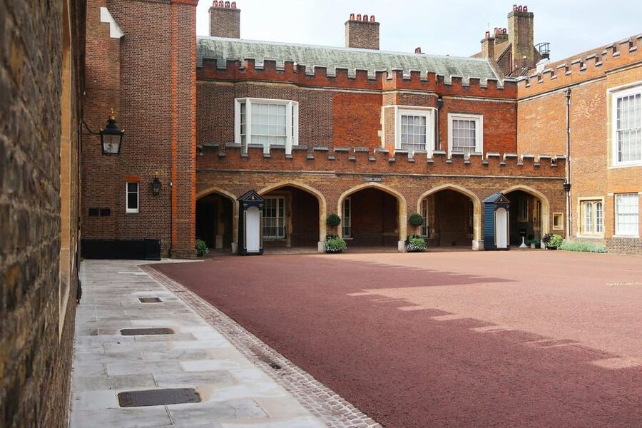 London: Royal Walking Tour with Guard Change & Royal Mews - First stop: where the tour actually starts at Buckingham’s edge