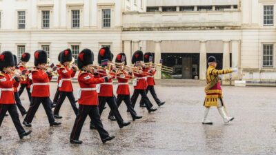 London: Royal Walking Tour with Guard Change & Royal Mews - The royal big moments: Guard Change and the Gold State Coach