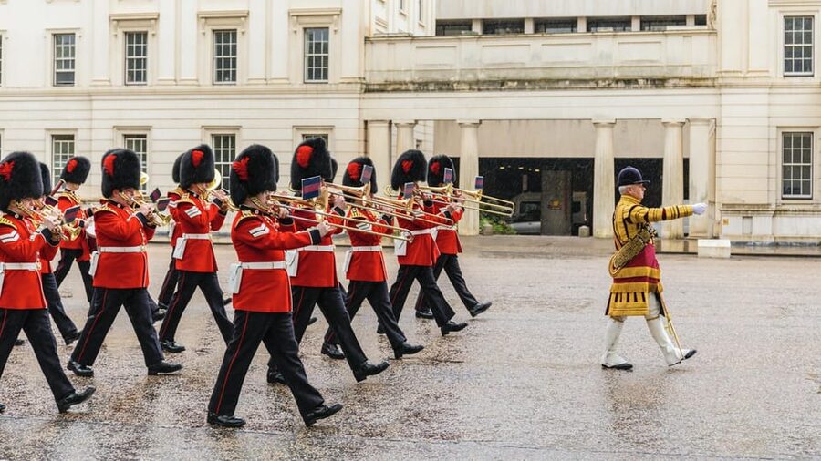 London: Royal Walking Tour with Guard Change & Royal Mews - The royal big moments: Guard Change and the Gold State Coach