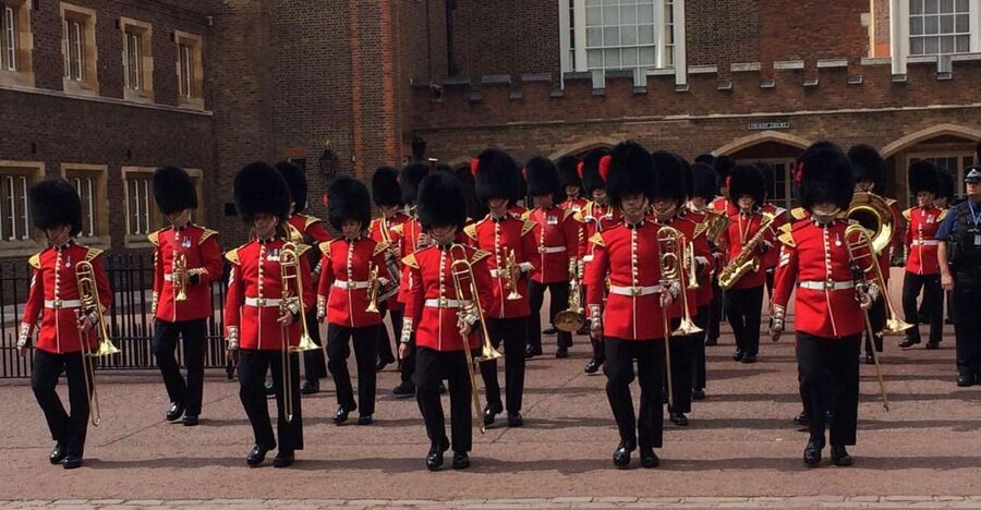 London: Royalty Walking Tour with Changing of The Guard - Walking The Mall: the royal route that locals notice