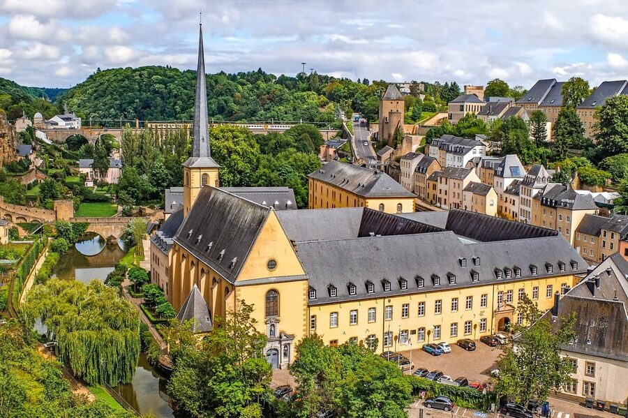 Luxembourg City: Walking Tour with Optional Wine Tastings - Chemin de la Corniche: the fortification viewpoint moment