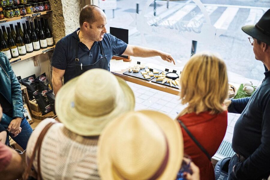 Lyon: Food Walking Tour with a Local Guide - Meeting at Place du Change: Start Easy, But Watch the Sign
